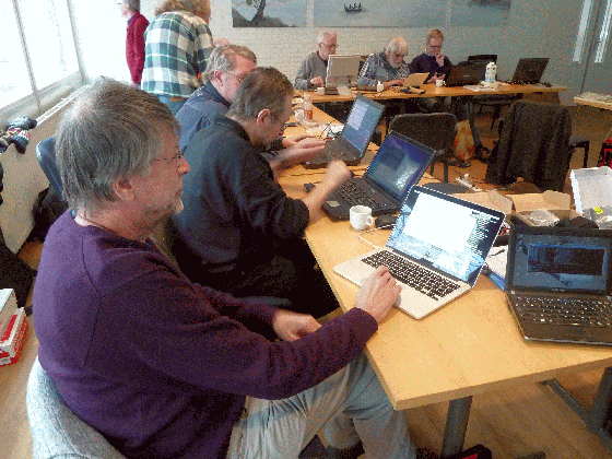 Foto 2 Clubleden aan het werk tijdens een workshop